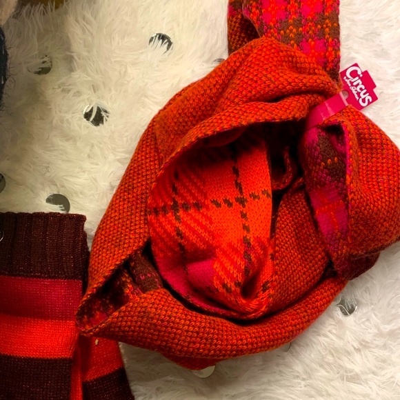 Warm red scarf NWT from Circus - Picture 4 of 8